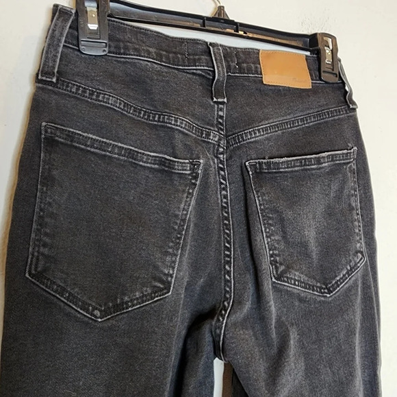 Madewell The Momjean in Raney Wash: Knee-Rip Edition. Size 25 - Picture 5 of 14
